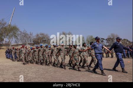 Johannesburg, Afrique du Sud. 21 août 2023. Les membres de plusieurs unités de police et de défense sud-africaines défilent en formation lors de la démonstration de préparation des forces de sécurité qui protègent le sommet des BRICS à Innes Free Park le 21 août 2023, à Johannesburg, en Afrique du Sud. L'emplacement du sommet, le quartier de Sandton peut être vu en arrière-plan. Crédit : UPI/Alamy Live News Banque D'Images