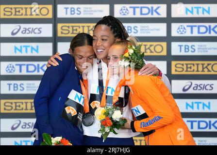 L'américaine Anna Hall, argent, la britannique Katarina Johnson-Thompson, or, et la néerlandaise Anouk Vetter, bronze, sur le podium de l'Heptathlon féminin lors de la troisième journée des Championnats du monde d'athlétisme à Budapest, Hongrie. Date de la photo : lundi 21 août 2023. Banque D'Images