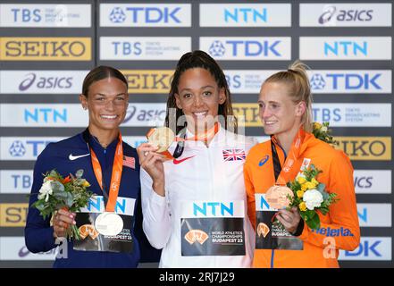 L'américaine Anna Hall, argent, la britannique Katarina Johnson-Thompson, or, et la néerlandaise Anouk Vetter, bronze, sur le podium de l'Heptathlon féminin lors de la troisième journée des Championnats du monde d'athlétisme à Budapest, Hongrie. Date de la photo : lundi 21 août 2023. Banque D'Images