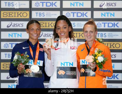 L'américaine Anna Hall, argent, la britannique Katarina Johnson-Thompson, or, et la néerlandaise Anouk Vetter, bronze, sur le podium de l'Heptathlon féminin lors de la troisième journée des Championnats du monde d'athlétisme à Budapest, Hongrie. Date de la photo : lundi 21 août 2023. Banque D'Images