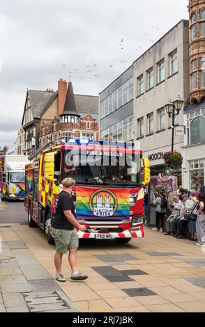 Lincolnshire Fire Brigade Engine dans Lincoln Pride Parade, High Street, Lincoln City, Lincolnshire, Angleterre, ROYAUME-UNI Banque D'Images