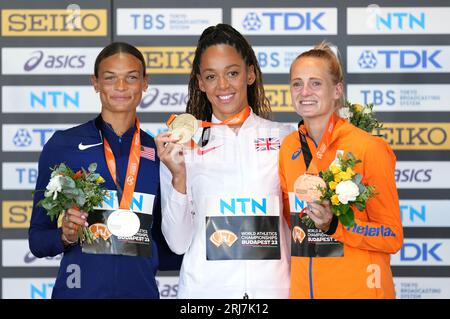 L'américaine Anna Hall, argent, la britannique Katarina Johnson-Thompson, or, et la néerlandaise Anouk Vetter, bronze, sur le podium de l'Heptathlon féminin lors de la troisième journée des Championnats du monde d'athlétisme à Budapest, Hongrie. Date de la photo : lundi 21 août 2023. Banque D'Images