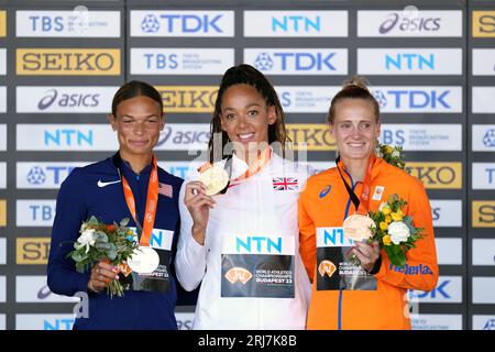 L'américaine Anna Hall, argent, la britannique Katarina Johnson-Thompson, or, et la néerlandaise Anouk Vetter, bronze, sur le podium de l'Heptathlon féminin lors de la troisième journée des Championnats du monde d'athlétisme à Budapest, Hongrie. Date de la photo : lundi 21 août 2023. Banque D'Images