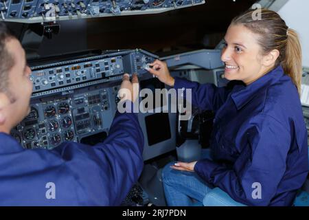 ingénieurs d'entretien d'aéronefs dans le cockpit Banque D'Images