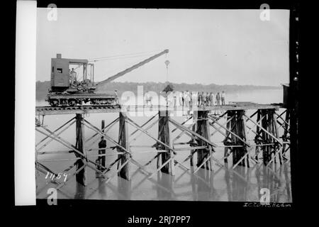 Trabalhadores Executam obras de Construção com Guindaste a Vapor para Trabalho em Linha no Cais de Porto Velho - 1459 1910 de Dana B. Merrill Banque D'Images