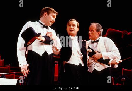 de gauche à droite : Malcolm Storry (Ricordi), Ian Charleson (Boito), David Lyon (Faccio) dans AFTER AIDA de Julian Mitchell at the Old Vic, London SE1 19/03/1986 a Welsh National Opera directeur musical de production : Martin Andre design : Bob Crowley éclairage : Jeff Beecroft réalisateur : Howard Davies Banque D'Images