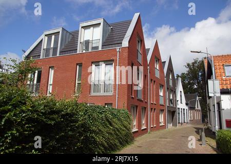 Maisons modernes, appartements dans une rue étroite dans le village néerlandais de Bergen en été. Août. Pays-Bas. Banque D'Images