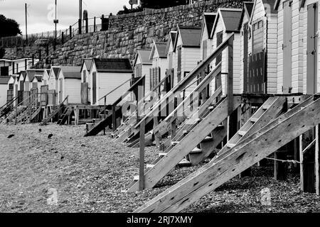 Cabanes à langer en bois sur une plage de Torquay Devon, Angleterre Banque D'Images