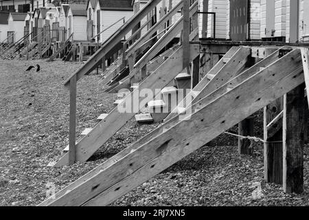 Cabanes à langer en bois sur une plage de Torquay Devon, Angleterre Banque D'Images