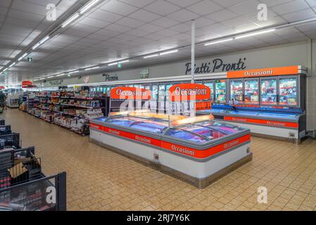 Fossano, Italie - 14 août 2023 : vue intérieure du supermarché italien LIDL avec des bonnes affaires dans les comptoirs réfrigérés . Lidl Stiftung Co KG est su allemand Banque D'Images