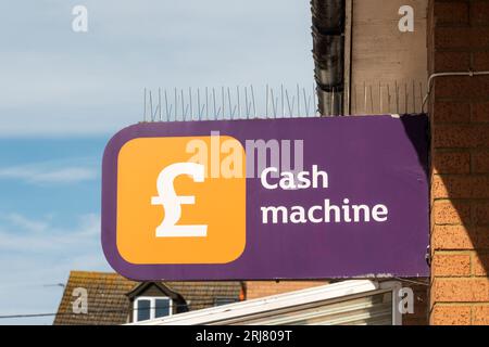 Panneau distributeur automatique de billets à l'extérieur d'un supermarché Sainsburys. Banque D'Images