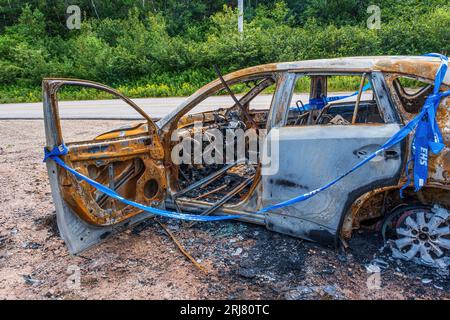 Automobile visiblement détruite par un incendie assis au bord de la route. Cause inconnue. Banque D'Images