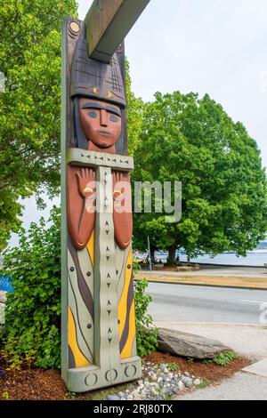 Trois portails de cèdre rouge sont exposés au parc Stanley à Vancouver, près de la collection d'art et de totems des Premières nations à Brockton point. Leur for Banque D'Images