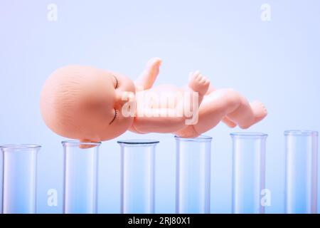 Figurine d'une pupe sur éprouvettes chimiques. Concept d'insémination artificielle, bébé en tube à essai Banque D'Images