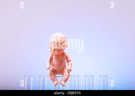 Figurine d'une pupe sur éprouvettes chimiques. Concept d'insémination artificielle, bébé en tube à essai Banque D'Images