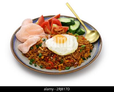 Nasi goreng, riz frit indonésien isolé sur fond blanc Banque D'Images