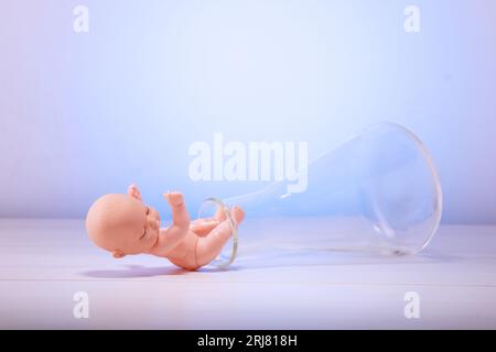 Figurine d'une pupe sur éprouvettes chimiques. Concept d'insémination artificielle, bébé en tube à essai Banque D'Images