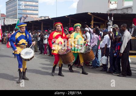 Des batteurs sont vus lors d'un défilé de carnaval dans les rues de Harare, au Zimbabwe. Banque D'Images