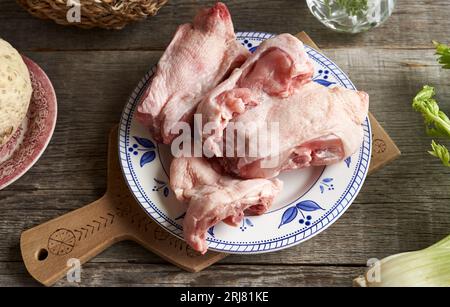 Dos de poulet surgelés et légumes frais - Ingrédients pour bouillon d'os ou soupe sur une table Banque D'Images