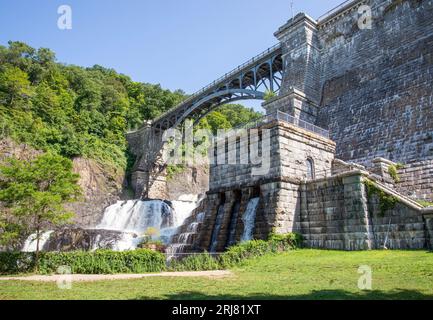 Une vue du barrage de Croton gorge en été Banque D'Images