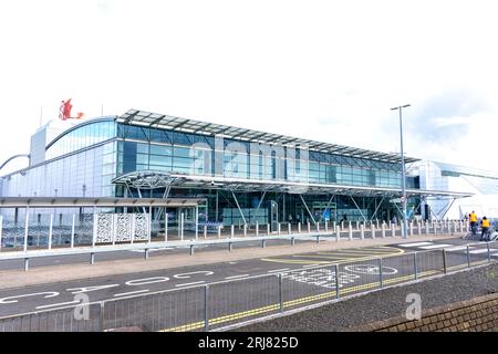 Terminal des départs à l'aéroport international de Newcastle, Newcastle upon Tyne, Tyne and Wear, Angleterre, Royaume-Uni Banque D'Images