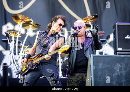 Solvesborg, Suède. 08 juin 2023. Le groupe allemand de heavy Metal U.D.O. donne un concert live lors du festival de musique suédois Sweden Rock Festival 2023 à Solvesborg. Ici, le fondateur du groupe et chanteur Udo Dirkschneider est vu en direct sur scène avec le bassiste Peter Baltes. (Crédit photo : Gonzales photo - Terje Dokken). Banque D'Images