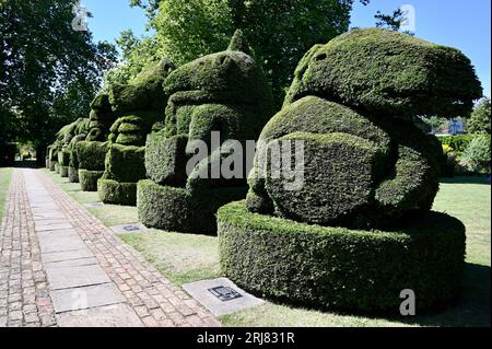 Queen's Beasts & Chess PIECE topiary. Hall place & Gardens, Bexley, Kent, Royaume-Uni Banque D'Images