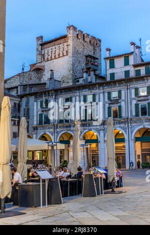 BRESCIA, ITALIE - 14 août 2023 : Centre historique de brescia en été avec des gens marchant et mangeant au restaurant Banque D'Images