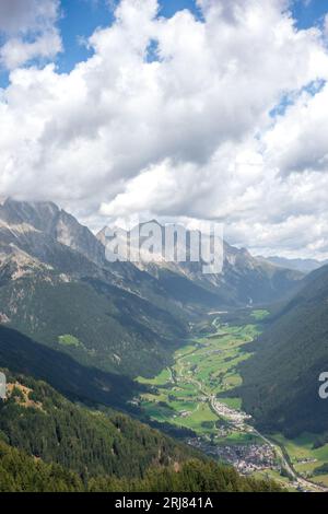 Vue aérienne de la vallée verdoyante d'Anterselva, Antholzertal, dans le Tyrol du Sud, Italie, avec des montagnes et des villages pittoresques Banque D'Images