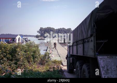 Belgrade, Serbie, 19 août 2023 : les membres de l'armée serbe terminent l'assemblage du pont flottant entre Zemun et l'île de la Grande Guerre sur le Danube Banque D'Images