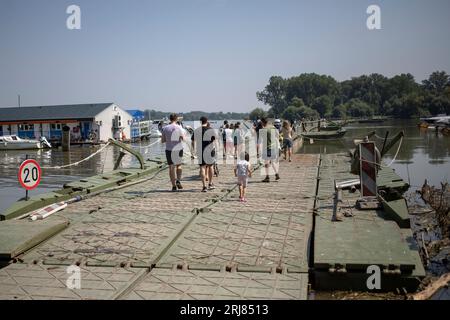 Belgrade, Serbie, le 19 août 2023 : des personnes traversent un pont flottant sur le Danube entre Zemun et l'île de la Grande Guerre Banque D'Images