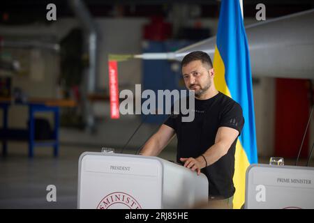 Vojens, Danemark. 20 août 2023. Le président ukrainien Volodymyr Zelenskyy écoute une question lors d'une conférence de presse conjointe organisée par le Premier ministre danois mette Frederiksen à la base aérienne de Skrydstrup, le 20 août 2023 à Vojens, au Danemark. Le Danemark a promis 19 chasseurs F-16 à l'Ukraine, qui pourraient être livrés vers la fin de l'année. Crédit : Pool photo/Ukrainian Presidential Press Office/Alamy Live News Banque D'Images