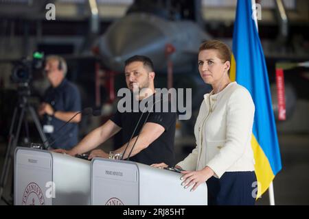 Vojens, Danemark. 20 août 2023. La première ministre danoise mette Frederiksen, à droite, et le président ukrainien Volodymyr Zelenskyy, à gauche, tiennent une conférence de presse commune à la base aérienne de Skrydstrup, le 20 août 2023 à Vojens, au Danemark. Le Danemark a promis 19 chasseurs F-16 à l'Ukraine, qui pourraient être livrés vers la fin de l'année. Crédit : Pool photo/Ukrainian Presidential Press Office/Alamy Live News Banque D'Images