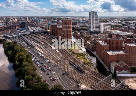 LEEDS, ROYAUME-UNI - 15 AOÛT 2023. Une vue panoramique aérienne d'un paysage urbain de Leeds avec l'entrée sud de la gare de la ville et Granary Wh Banque D'Images