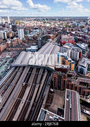 LEEDS, ROYAUME-UNI - 15 AOÛT 2023. Une vue panoramique aérienne de vertorama d'un paysage urbain de Leeds avec l'entrée sud de la gare de la ville et Banque D'Images