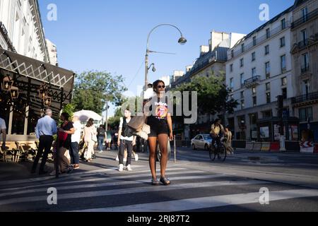 Paris, France. 21 août 2023. Personnes et touristes au coucher du soleil dans le quartier des Grands Boulevards, dans le 9e arrondissement de Paris, pendant l'été le 21 août 2023. Photo de Raphael Lafargue/ABACAPRESS.COM crédit : Abaca Press/Alamy Live News Banque D'Images