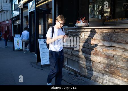 Paris, France. 21 août 2023. Personnes et touristes au coucher du soleil dans le quartier des Grands Boulevards, dans le 9e arrondissement de Paris, pendant l'été le 21 août 2023. Photo de Raphael Lafargue/ABACAPRESS.COM crédit : Abaca Press/Alamy Live News Banque D'Images