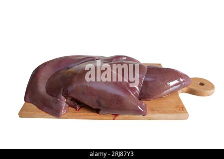 foie cru sur une planche de bois sur un fond blanc Banque D'Images