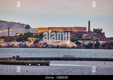 Aquatic Cove et brise-eau avec gros plan zoomé sur l'île d'Alcatraz près du coucher du soleil Banque D'Images