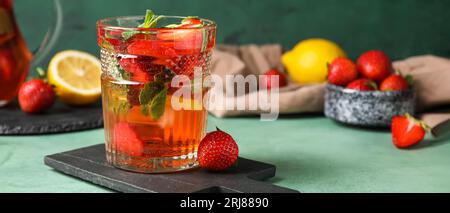 Verre de limonade de fraise fraîche sur fond vert Banque D'Images