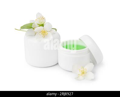 Pots de produits cosmétiques avec de belles fleurs de jasmin sur fond blanc Banque D'Images