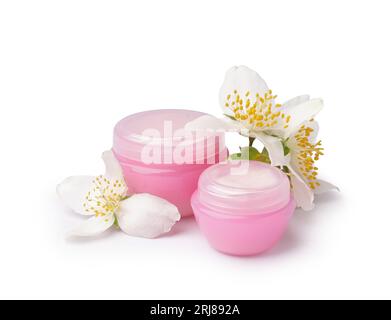 Pots de produits cosmétiques et belles fleurs de jasmin sur fond blanc Banque D'Images