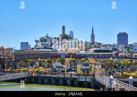 Côte animée près des quais du Pier 39 avec Coit Tower sur une colline lointaine Banque D'Images