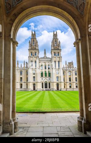 Entrée All Souls College Oxford, un collège constitutif de l'Université d'Oxford en Angleterre, montrant une cour spacieuse avec de l'herbe verte. Sélectif f Banque D'Images