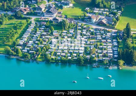 Mondsee : lac de Mondsee, camping mobile home, voiliers à Salzkammergut, Oberösterreich, haute-Autriche, Autriche Banque D'Images