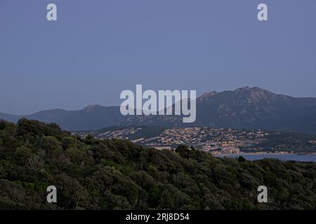 Propriano est une très belle ville méditerranéenne sur l'île française cosicica. La vie urbaine et la vie de plage sont proches les uns des autres fourmis nuit et jour. Banque D'Images