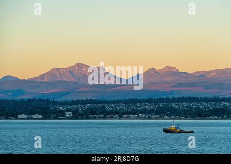 Horizon de Campbell River au lever du soleil depuis les chaînes de montagnes de l'île Quadra et de l'île de Vancouver, Colombie-Britannique, Canada. Banque D'Images