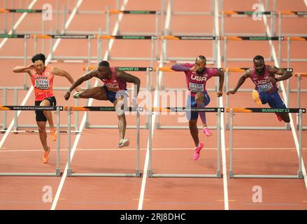 L'américain Grant Holloway (deuxième à gauche) remporte le 110m haies masculin lors de la troisième journée des Championnats du monde d'athlétisme à Budapest, en Hongrie. Date de la photo : lundi 21 août 2023. Banque D'Images