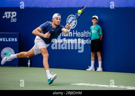 Wnston-Salem, Caroline du Nord, États-Unis. 21 août 2023 : Jack Draper retourne le ballon lors du premier tour de l'Open de Winston-Salem 2023 au Wake Forest tennis Complex à Wnston-Salem, Caroline du Nord. (Scott Kinser) crédit : CAL Sport Media/Alamy Live News Banque D'Images