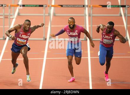 L'américain Grant Holloway (à gauche) remporte le 110m haies masculin lors de la troisième journée des Championnats du monde d'athlétisme à Budapest, en Hongrie. Date de la photo : lundi 21 août 2023. Banque D'Images